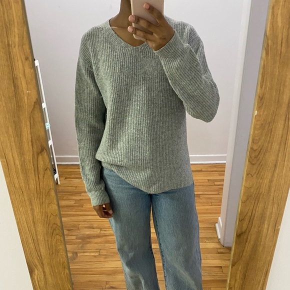 Uniqlo grey V-neck Wool blend sweater - Picture 1 of 7
